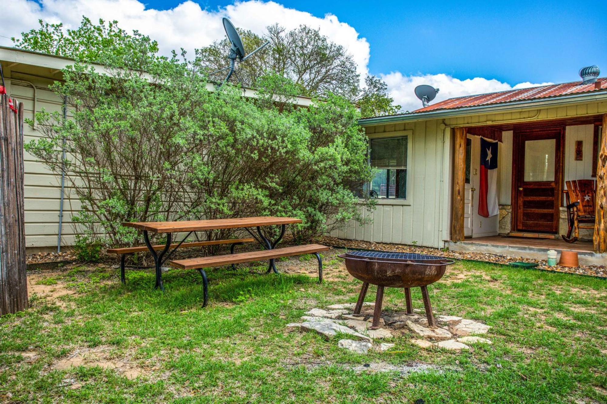 River Ridge Bandera Cabin Exterior photo